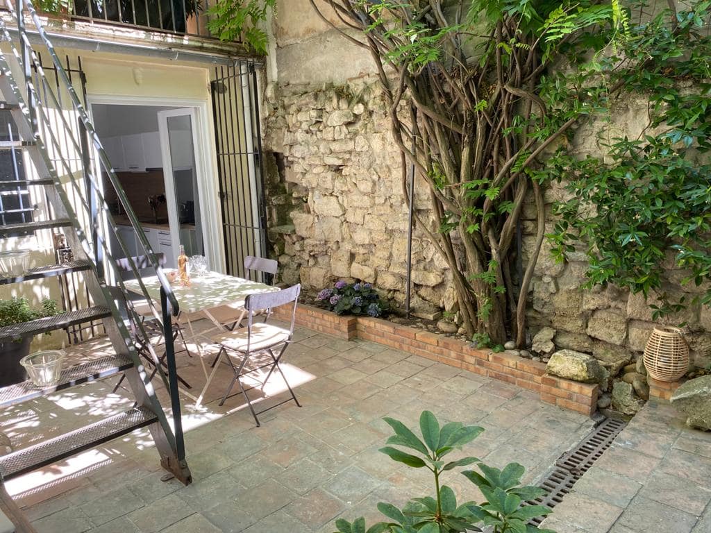 Cour Intérieur Appartement CT Terrasse Sur Cour Avignon Location vacances Verdure soleil ombre