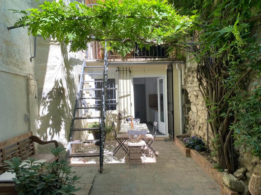 Cour Appartement CT Terrasse Sur Cour Avignon Location vacances Verdure soleil ombre