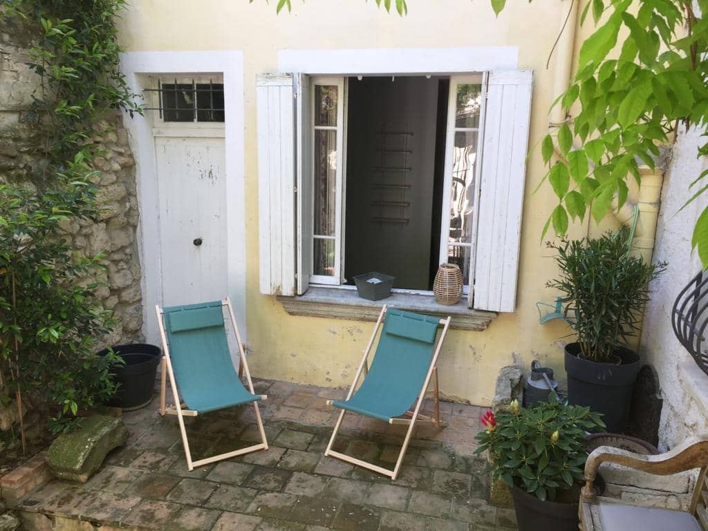 Cour Appartement CT Terrasse Sur Cour Avignon Location vacances Verdure soleil ombre