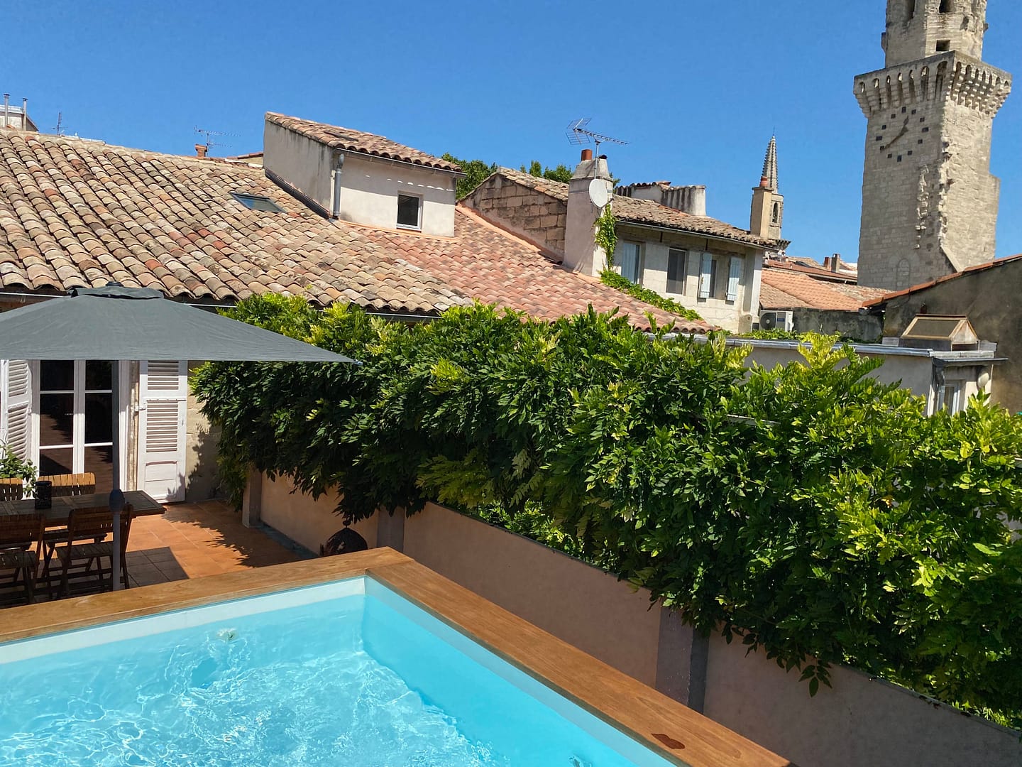 Côté Terrasse avec piscine soleil Terrasse sur Cour location vacances Avignon