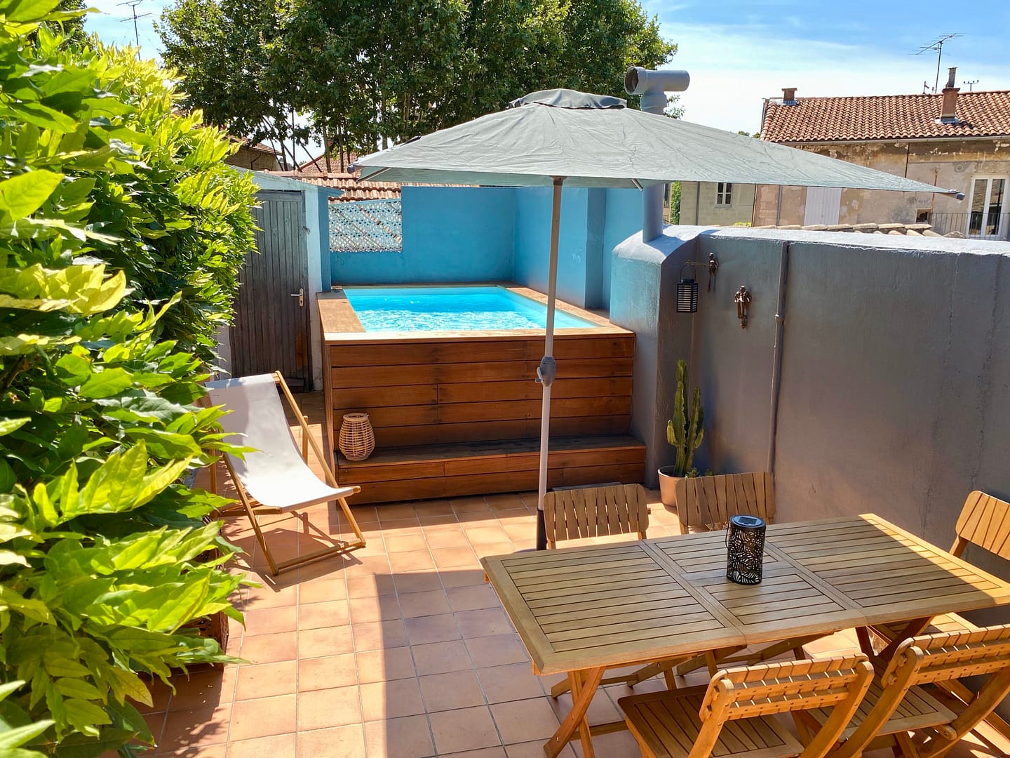 Côté Terrasse avec piscine soleil Terrasse sur Cour location vacances Avignon