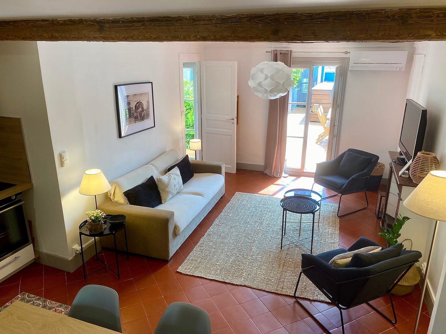 Salon Appartement Location vacances terrasse sur cour interieur design minimaliste