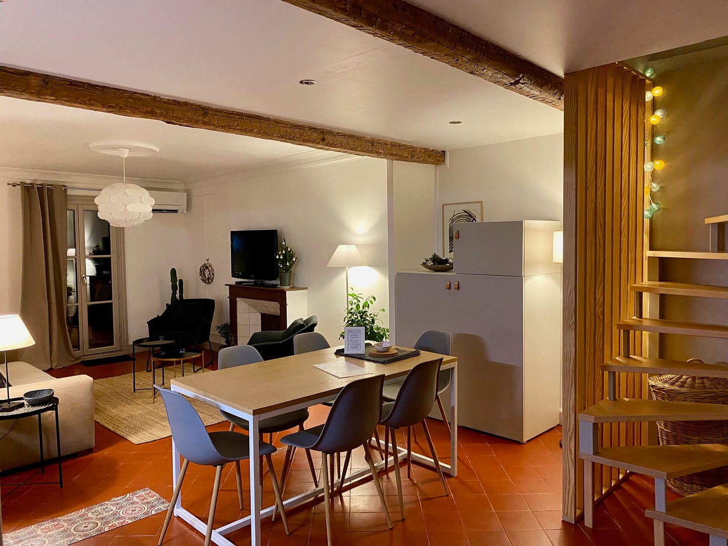 cuisine et salon avec terrasse et piscine design vintage