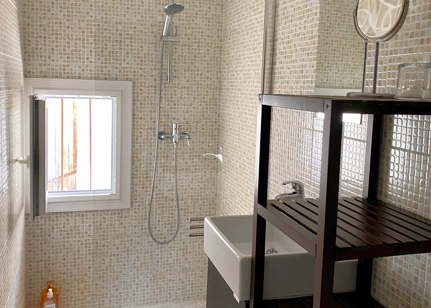 Salle de bain Appartement Côté Terrasse piscine Terrasse sur Cour Avignon Location vacances