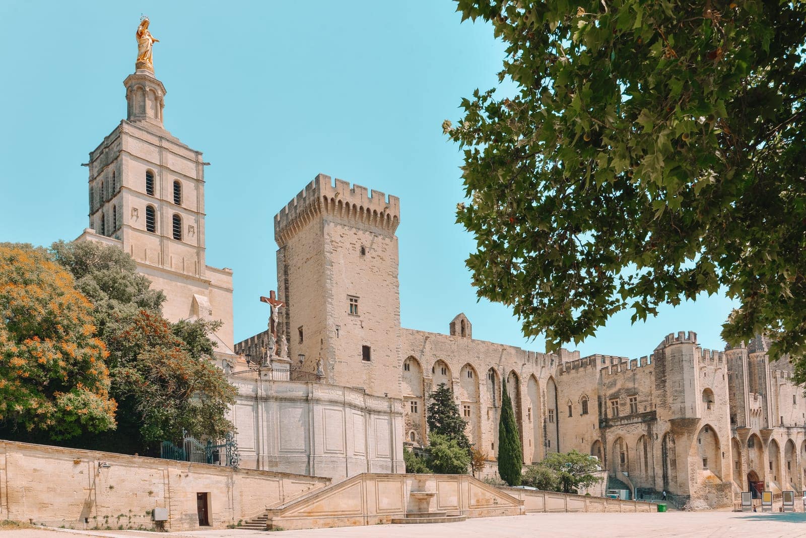 Tourisme Palais des papes d'Avignon vacances location appartements Terrasse sur Cour