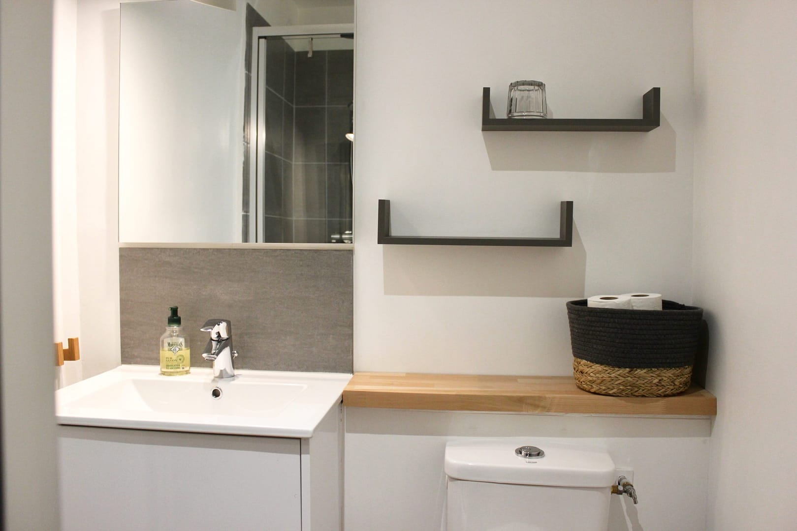 Salle de bain Appartement Côté Terrasse piscine Terrasse sur Cour Avignon Location vacances