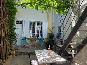 Cour Appartement CT Terrasse Sur Cour Avignon Location vacances Verdure soleil ombre