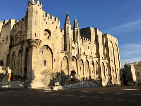 Tourisme Palais des papes d'Avignon vacances location appartements Terrasse sur Cour