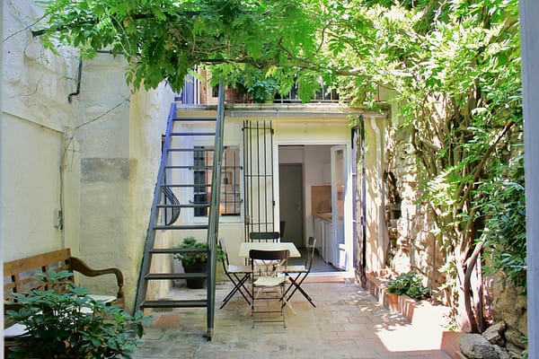 Cour Appartement CT Terrasse Sur Cour Avignon Location appartements vacances Verdure soleil ombre réservation & disponibilités courtyard holiday