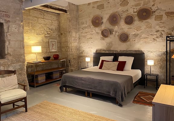 Terrasse_sur_cour_cour_chambre_terracotta_lit_double