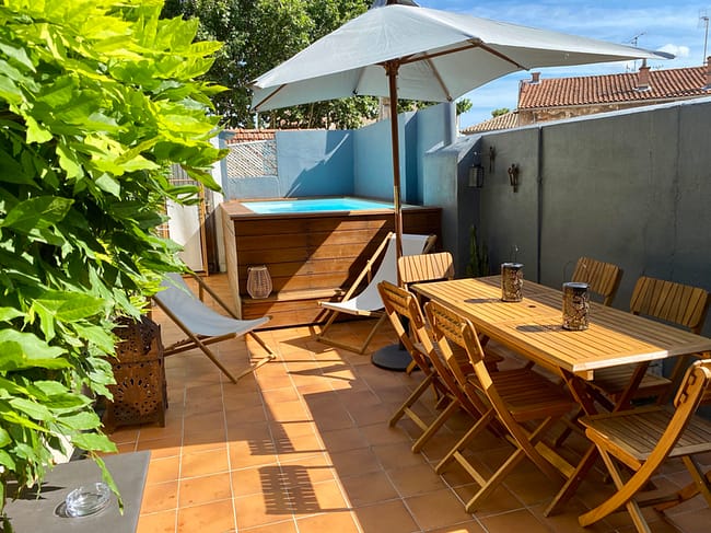 Côté Terrasse avec piscine soleil Terrasse sur Cour location vacances Avignon