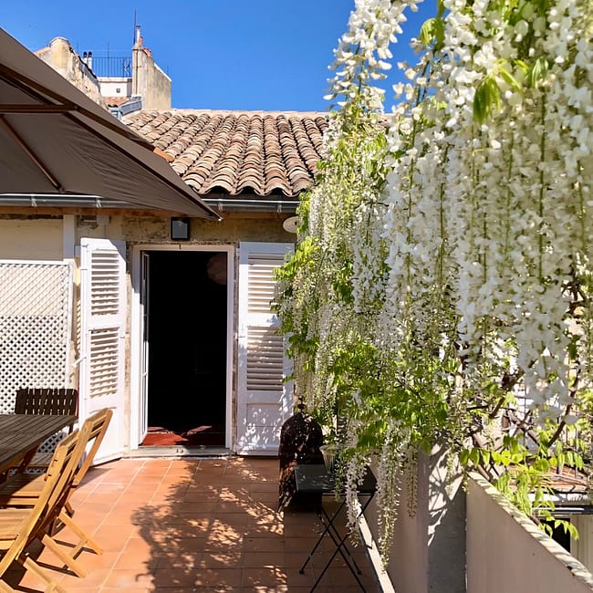 Côté Terrasse avec piscine soleil Terrasse sur Cour location vacances Avignon glycine