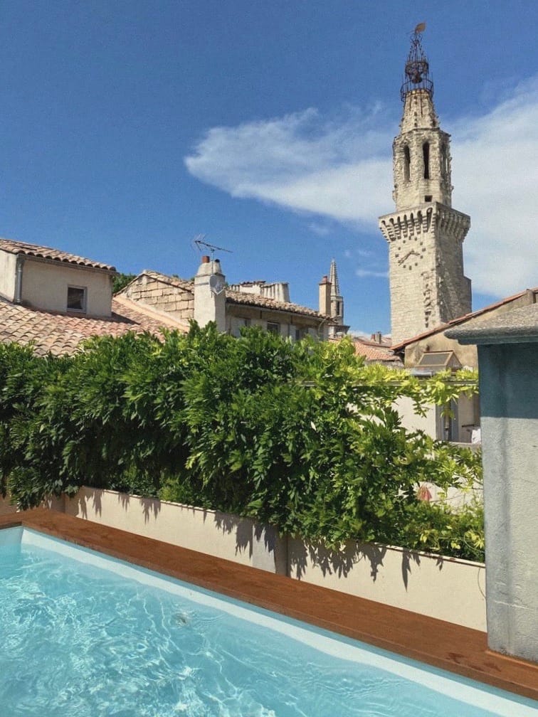 Côté Terrasse avec piscine soleil Terrasse sur Cour location Avignon