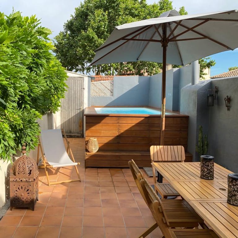 Côté Terrasse avec piscine soleil Terrasse sur Cour location vacances Avignon