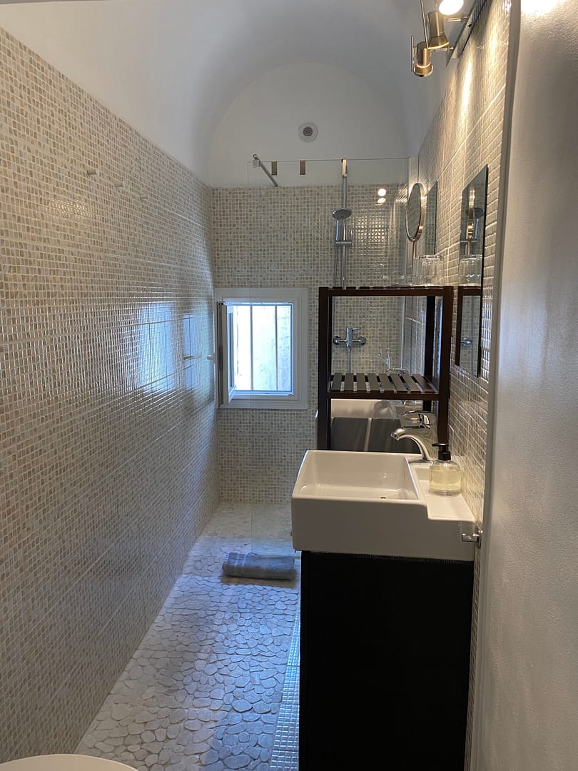 Salle de bain Appartement Côté Terrasse piscine Terrasse sur Cour Avignon Location vacances