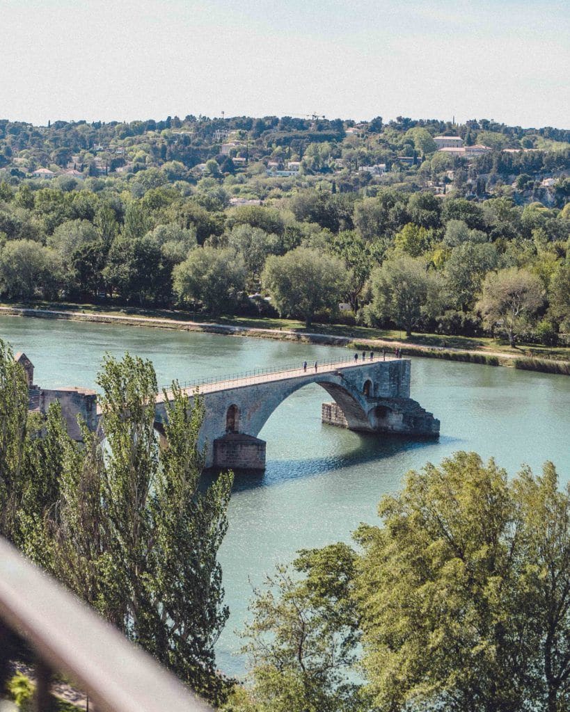 Tourisme pont d'Avignon vacances location appartements Terrasse sur Cour
