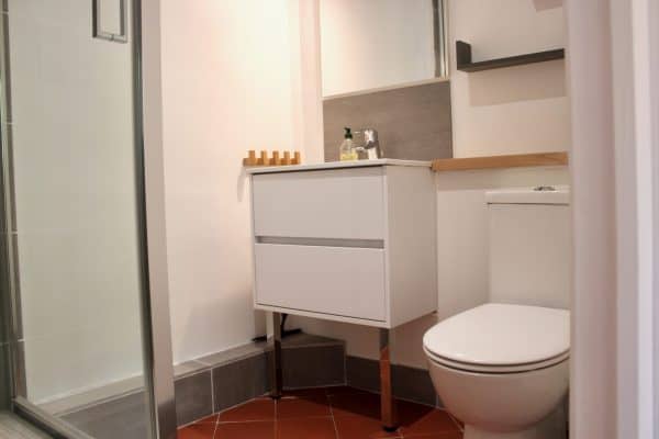 Salle de bain Appartement Côté Terrasse piscine Terrasse sur Cour Avignon Location vacances