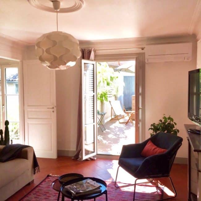 Salon Appartement Côté Terrasse piscine Terrasse sur Cour Avignon Location vacances