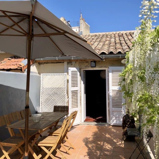 Côté Terrasse avec piscine soleil Terrasse sur Cour location vacances Avignon