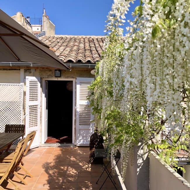 Côté Terrasse avec piscine soleil Terrasse sur Cour location vacances Avignon glycine