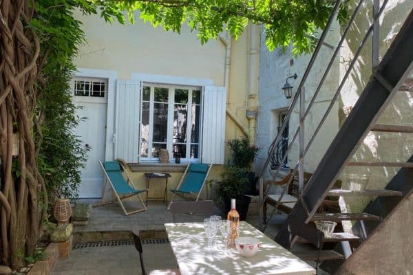 Cour Appartement CT Terrasse Sur Cour Avignon Location vacances Verdure soleil ombre