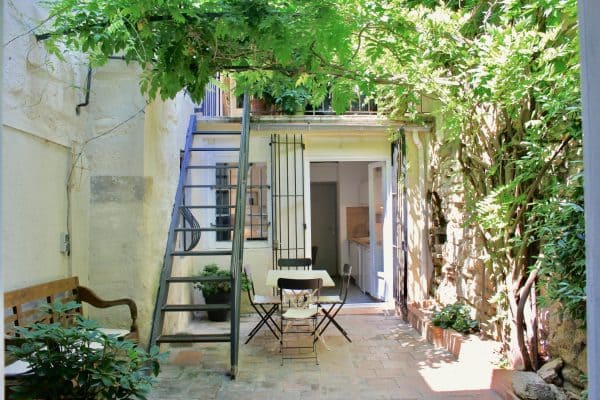 Cour Appartement CT Terrasse Sur Cour Avignon Location appartements vacances Verdure soleil ombre réservation & disponibilités courtyard holiday
