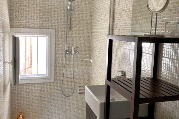 Salle de bain Appartement Côté Terrasse piscine Terrasse sur Cour Avignon Location vacances