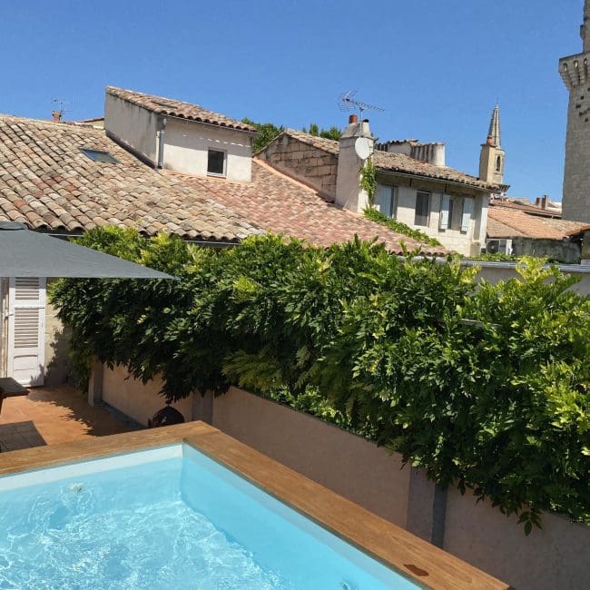 Côté Terrasse avec piscine soleil Terrasse sur Cour location vacances Avignon