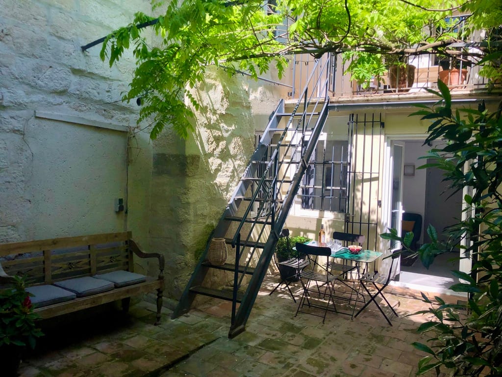 Cour Appartement CT Terrasse Sur Cour Avignon Location vacances Verdure soleil ombre