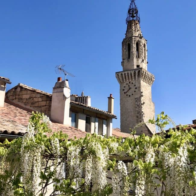 Côté Terrasse avec piscine soleil Terrasse sur Cour location vacances Avignon clocher des augustins