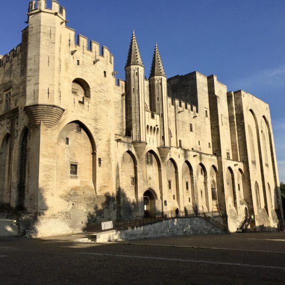 Tourisme Palais des papes d'Avignon vacances location appartements Terrasse sur Cour